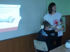 Доброволци на БЧК Ловеч изнесоха лекция  по първа помощ на седмокласници