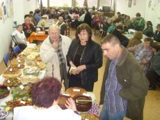 ВЪЗРАСТНИ И МЛАДИ ЧЕРВЕНОКРЪСЦИ НАПРАВИХА КОЛЕДНА КУЛИНАРНА ИЗЛОЖБА