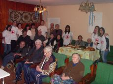 ВЪЗРАСТНИ И МЛАДИ ЧЕРВЕНОКРЪСЦИ НАПРАВИХА КОЛЕДНА КУЛИНАРНА ИЗЛОЖБА