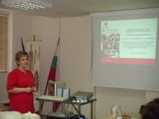 Медицинска сестра от Център”Домашни грижи” към БЧК-Ловеч обучи доброволци за общуване и помощ на хора в неравностойно положение