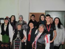 ВЪЗРАСТНИ ДОБРОВОЛЦИ ИЗПЪЛНИХА РИТУАЛА БАБУВАНЕ НА МЛАДИ ЧЕРВЕКОТРЪСТЦИ ПО СЛУЧАЙ БАБИНДЕН