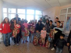 БЧК, Областен управител  и доброволци зарадваха с подаръци децата в детското отделение за Коледа