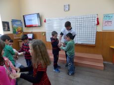 БМЧК ЛОВЕЧ ОБУЧИ УЧЕНИЦИ ОТ ПЪРВИ КЛАС НА ОУ „ВАСИЛ ЛЕВСКИ” КАК СЕ ОКАЗВА ПЪРВА ДОЛЕКАРСКА ПОМОЩ