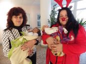 МЛАДИТЕ ДОБРОВОЛЦИ НА БЧК ЛОВЕЧ И ОБЛАСТНИЯ УПРАВИТЕЛ ЗАРАДВАХА ДЕЦАТА В МБАЛ ЛОВЕЧ С ПОДАРЪЦИ ЗА КОЛЕДА