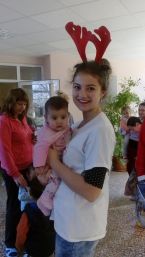 МЛАДИТЕ ДОБРОВОЛЦИ НА БЧК ЛОВЕЧ И БИБЛИОТЕКАТА ЗАРАДВАХА ДЕЦАТА В МБАЛ ЛОВЕЧ С ПОДАРЪЦИ ЗА КОЛЕДА